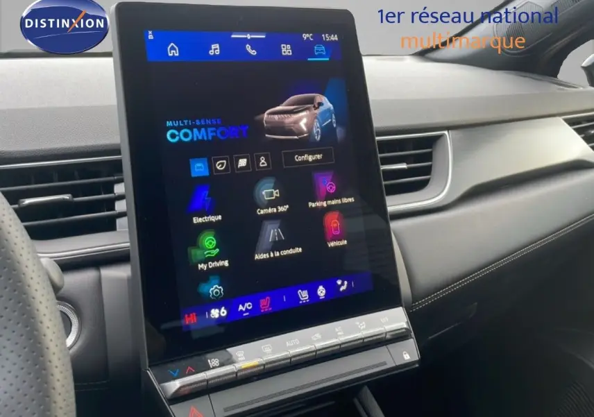 Vue intérieure centrée sur l'écran tactile vertical du tableau de bord du Renault Symbioz noir étoile métal.