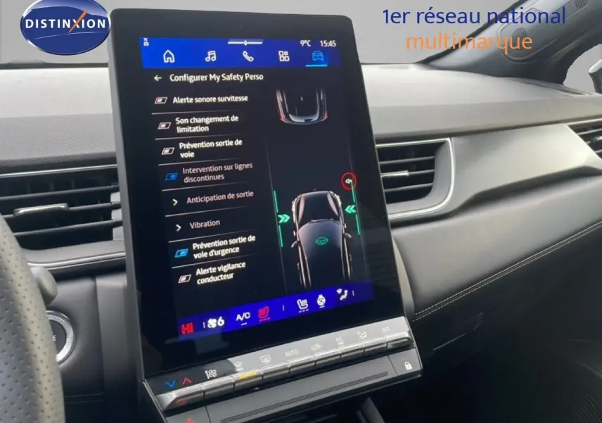 Vue intérieure du tableau de bord du Renault Symbioz noir étoile métal 2025, avec écran tactile central affichant les aides à la conduite.