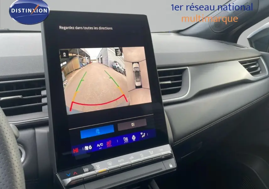 Vue intérieure du tableau de bord de la Renault Symbioz noire, mettant en valeur l'écran tactile avec caméra de recul active.