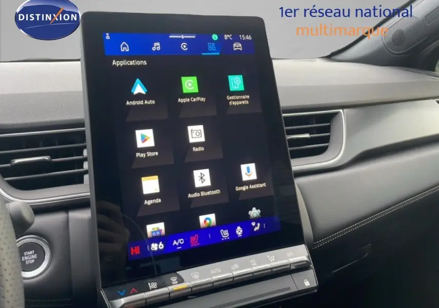 Écran tactile central vertical avec applications connectées dans l'habitacle noir de la Renault Symbioz 2025.