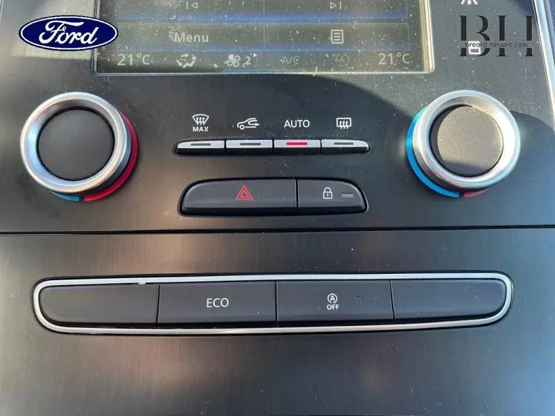 Panneau de commande de climatisation et mode ECO d'une Renault Scenic blanc nacré vue de face en gros plan.