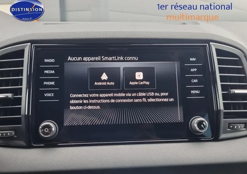 Écran tactile central du tableau de bord du Skoda Karoq noir 2025 affichant options Android Auto et Apple CarPlay.