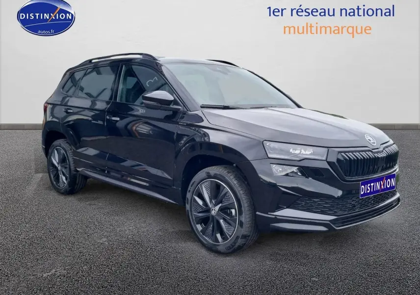 Vue 3/4 avant droite d’un Skoda Karoq noir 2025 avec jantes alu et calandre noire distinctive sportline.