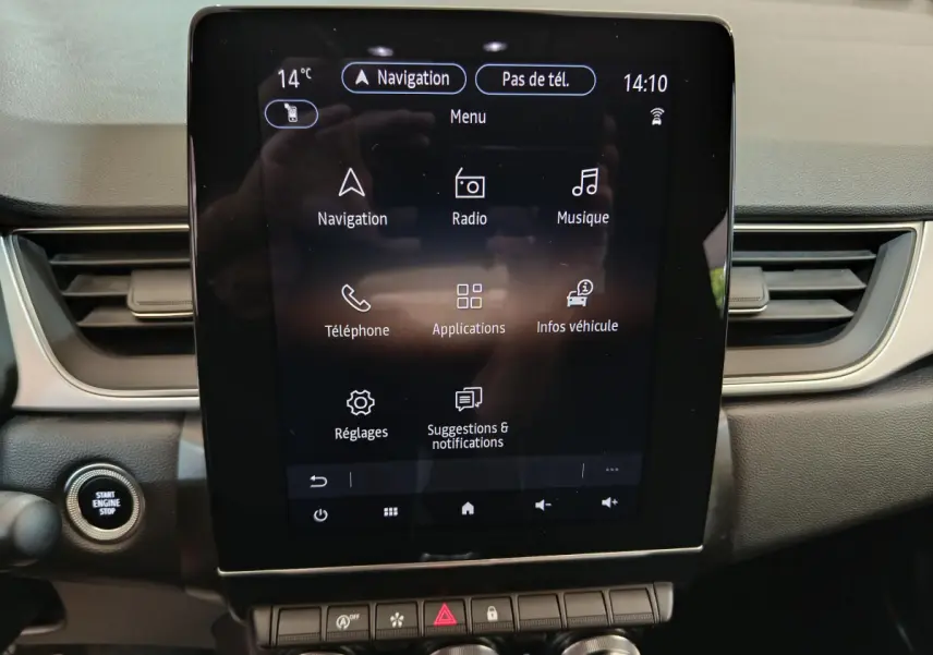 Écran tactile central allumé du tableau de bord du Renault Captur Techno TCe 90 2024, intérieur gris.