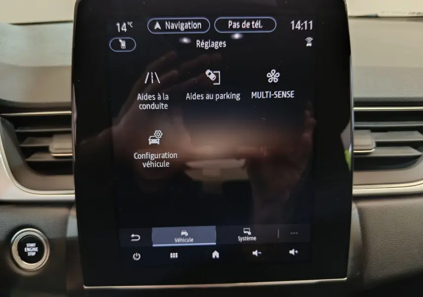 Écran tactile central du Renault Captur gris foncé 2024 affichant les réglages d’aides à la conduite et parking.