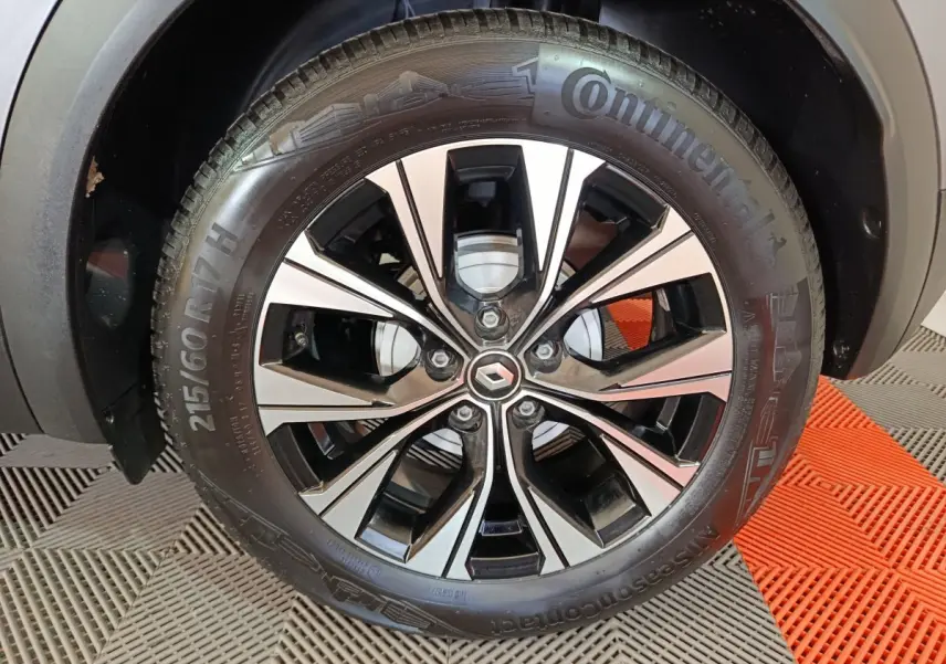 Gros plan sur la jante alliage bicolore et pneu Continental du Renault Captur gris foncé 2024 côté droit.