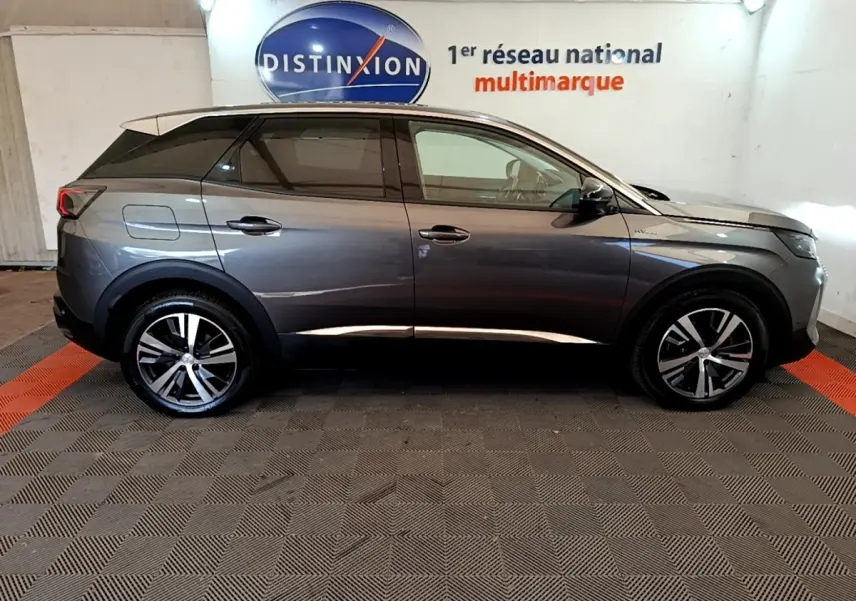 Peugeot 3008 hybride rechargeable gris foncé vue de profil côté droit, jantes alliage et vitres teintées.