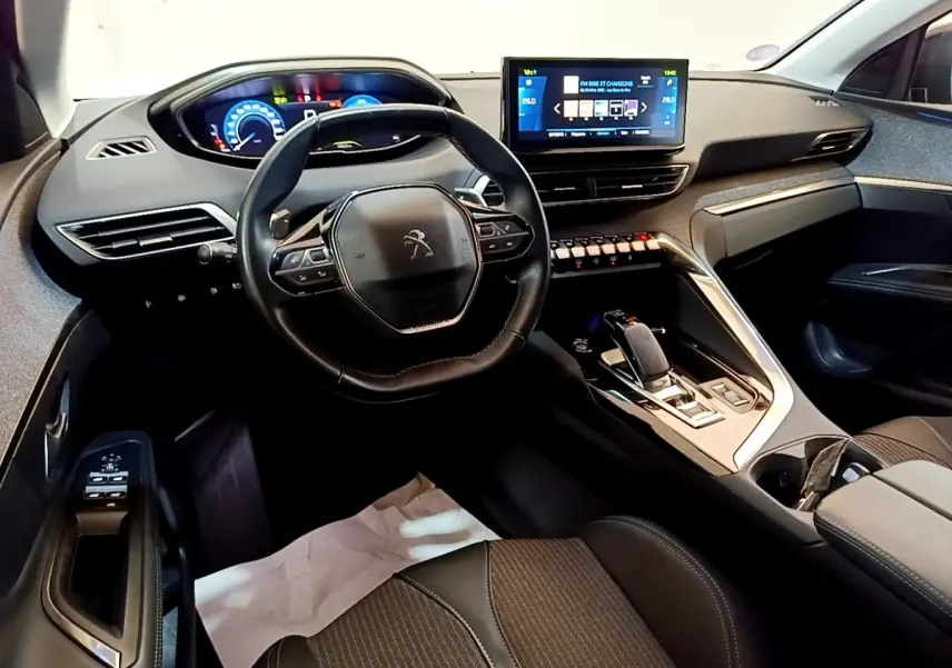 Vue intérieure côté conducteur du Peugeot 3008 hybride 2022, tableau de bord numérique et écran tactile central.