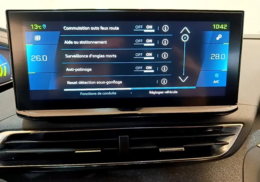 Écran tactile central du Peugeot 3008 gris foncé, affichant les réglages d'aide à la conduite et climatisation.