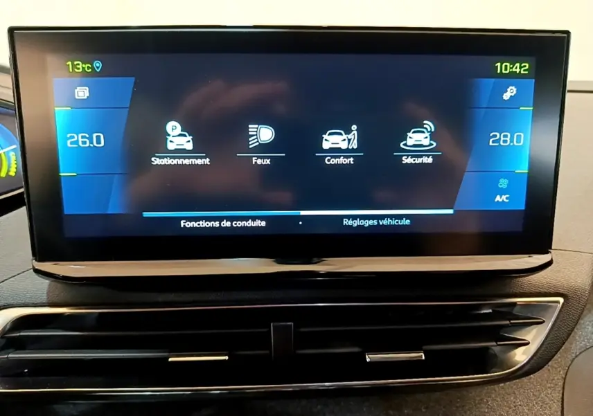 Écran tactile central du tableau de bord du Peugeot 3008 gris foncé, affichant les réglages climatisation et sécurité.