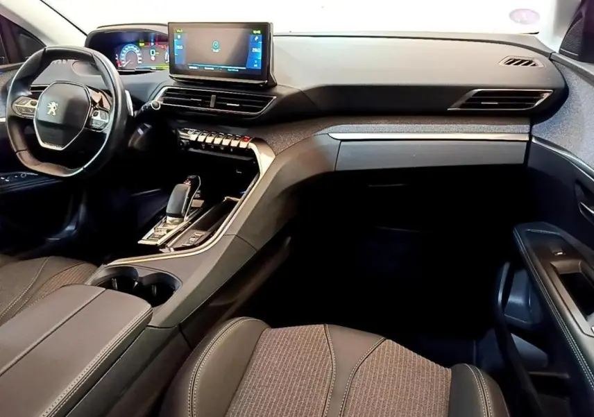 Intérieur Peugeot 3008 2022 vue côté conducteur, tableau de bord moderne avec écran tactile et volant compact cuir.