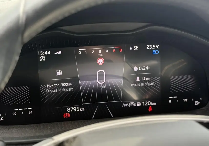 Vue rapprochée du tableau de bord numérique de la Skoda Scala TSI 116 gris graphite, affichant la vitesse à 0 km/h.