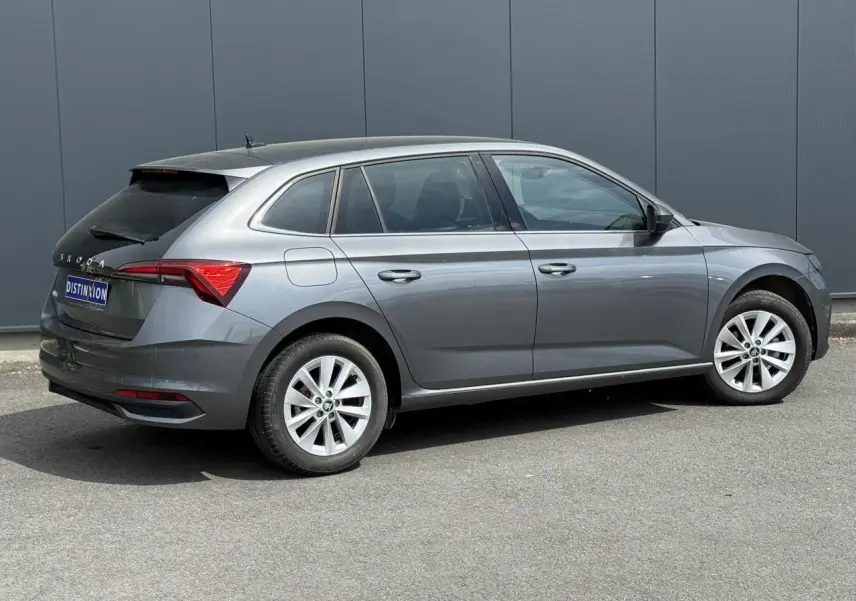 Vue latérale droite d'une Skoda Scala TSI 116 gris graphite avec vitres surteintées et jantes alliage 16 pouces.