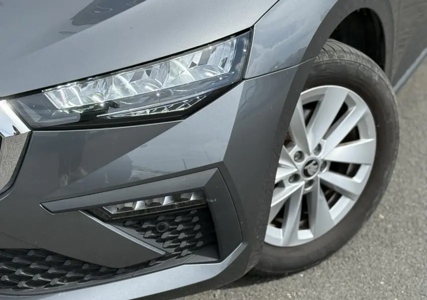 Gros plan sur l'avant droit gris graphite de la Skoda Scala TSI 116 avec phares Full LED et jante alliage 16 pouces.
