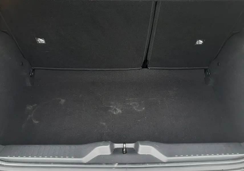 Coffre ouvert vu de dessus d'une Citroën C3 2025 noir perla avec intérieur de coffre noir et banquette arrière blanche.