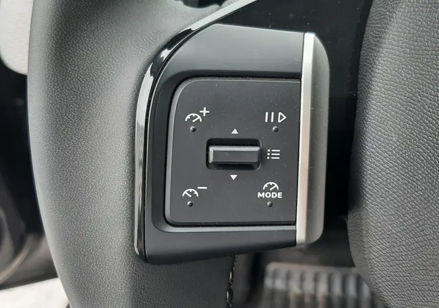 Gros plan sur les commandes du volant côté gauche de la Citroën C3 2025 noir perla avec toit blanc.