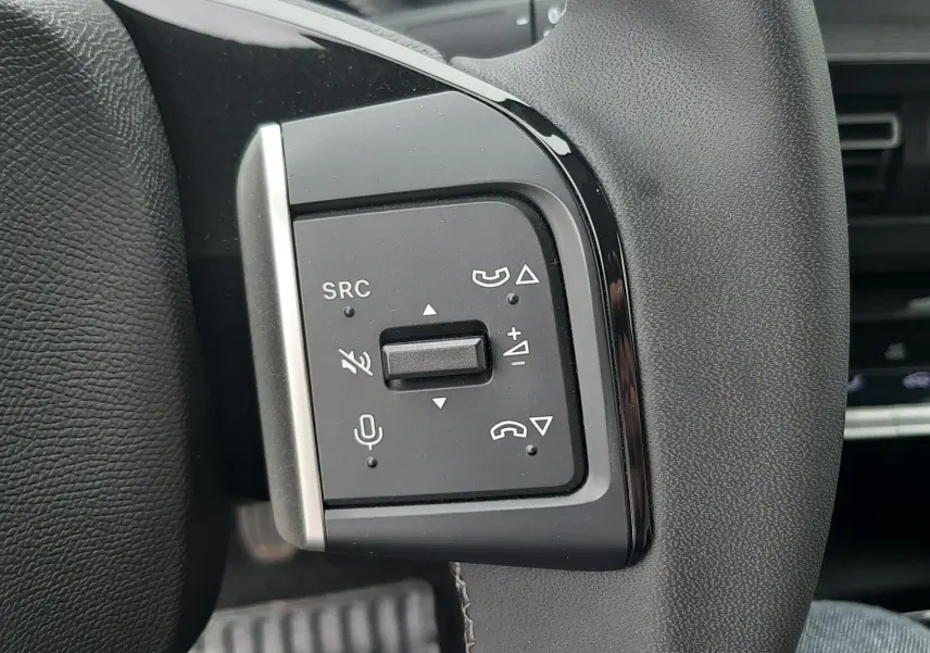 Gros plan sur les commandes multifonctions côté gauche du volant noir de la Citroën C3 2025.