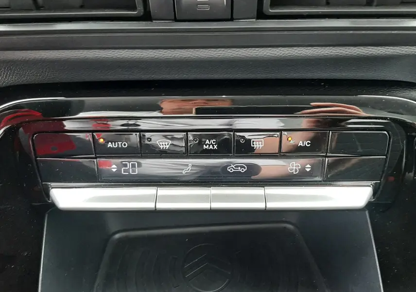Détail du tableau de bord de la Citroën C3 2025, montrant les commandes de climatisation avec affichage digital à 20°C.