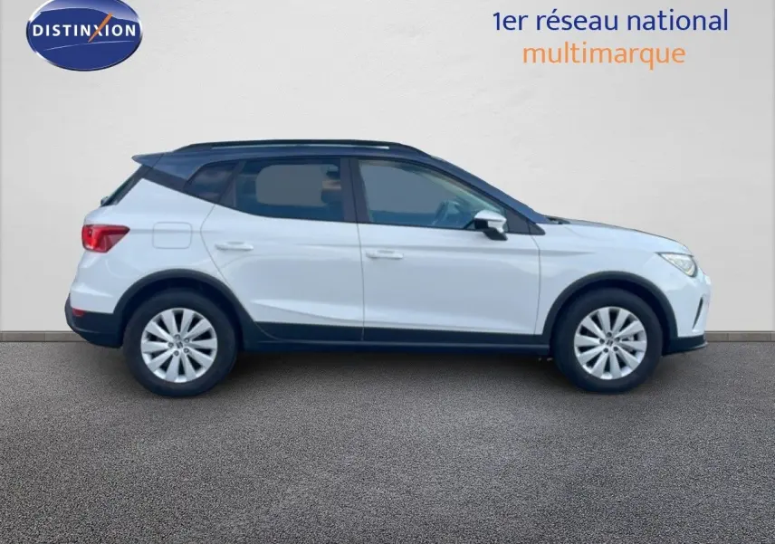 Vue de profil côté droit du SEAT Arona blanc avec toit gris, version Style Special Edition 2025.