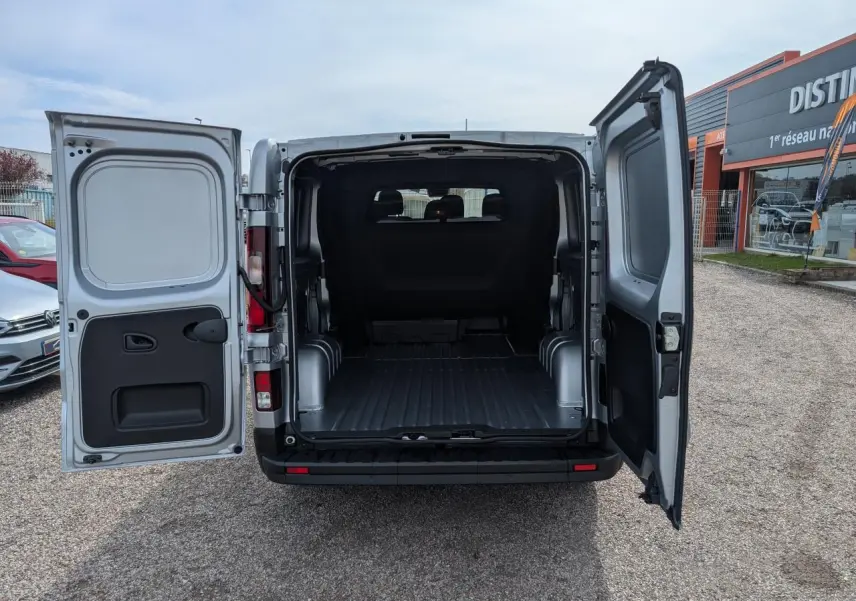 Vue arrière du Renault Trafic Fourgon gris 2025 avec portes ouvertes montrant l'espace de chargement vide.