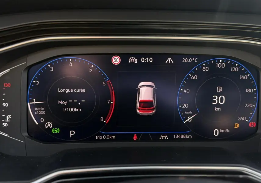 Tableau de bord numérique du Volkswagen Taigo TSI 116 DSG R-Line affichant la consommation et l'autonomie.