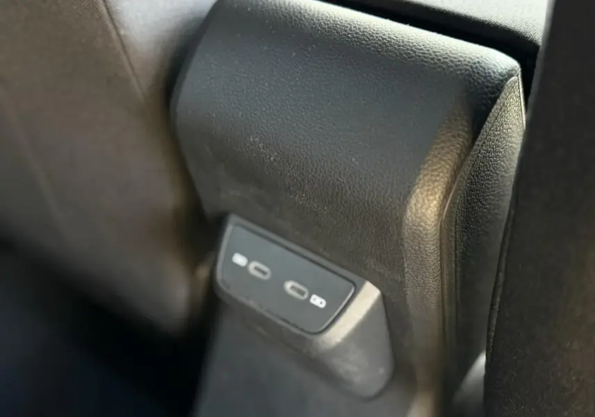 Gros plan sur les deux ports USB-C de recharge à l'arrière du Volkswagen Taigo TSI 116 DSG R-Line 2025.