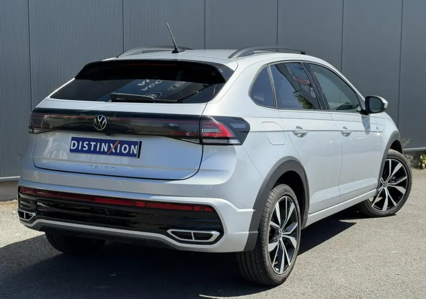 Volkswagen Taigo TSI 116 DSG R-Line argent Reflex, vue 3/4 arrière droit avec jantes 18 pouces Misano.