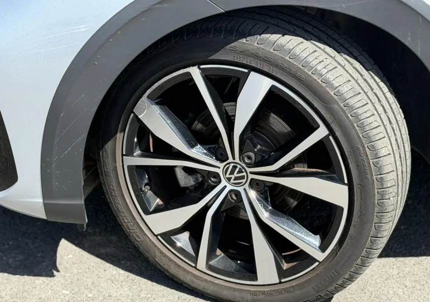 Gros plan sur la jante alliage 18 pouces bicolore du Volkswagen Taigo TSI 116 DSG R-Line argent reflex.