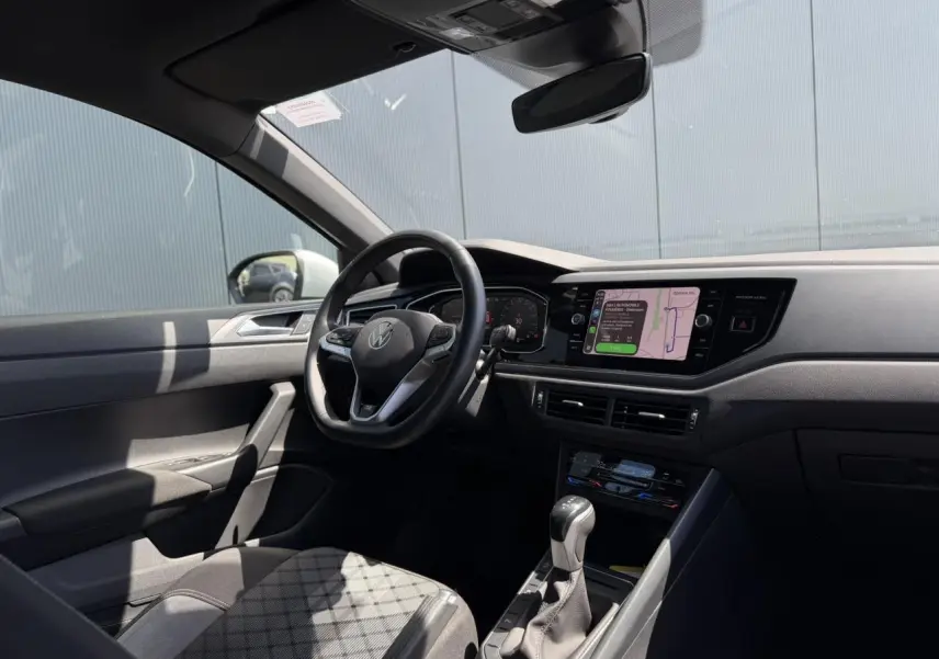 Vue intérieure côté conducteur du Volkswagen Taigo TSI 116 DSG R-Line 2025 avec volant multifonctions et écran tactile.