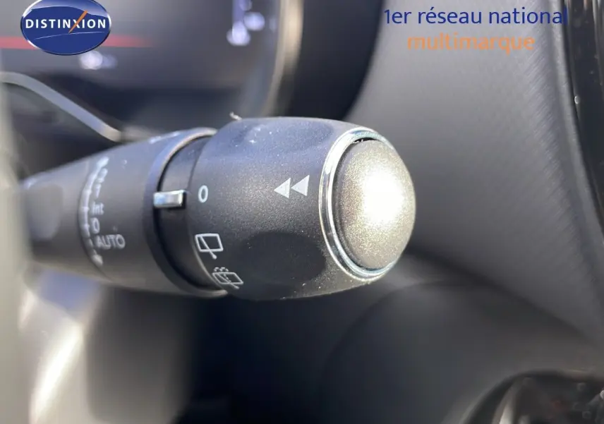 Gros plan sur la commande d’essuie-glace du Citroën C5 Aircross 2025 bleu Eclipse Metal, intérieur sombre.