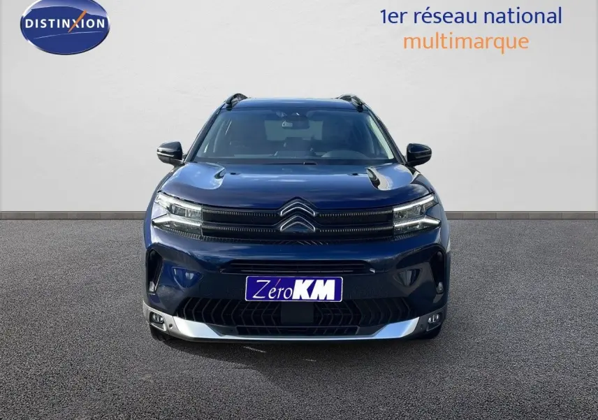 Vue avant d'un Citroën C5 Aircross 2025 bleu éclipse métal avec calandre distinctive et phares LED.
