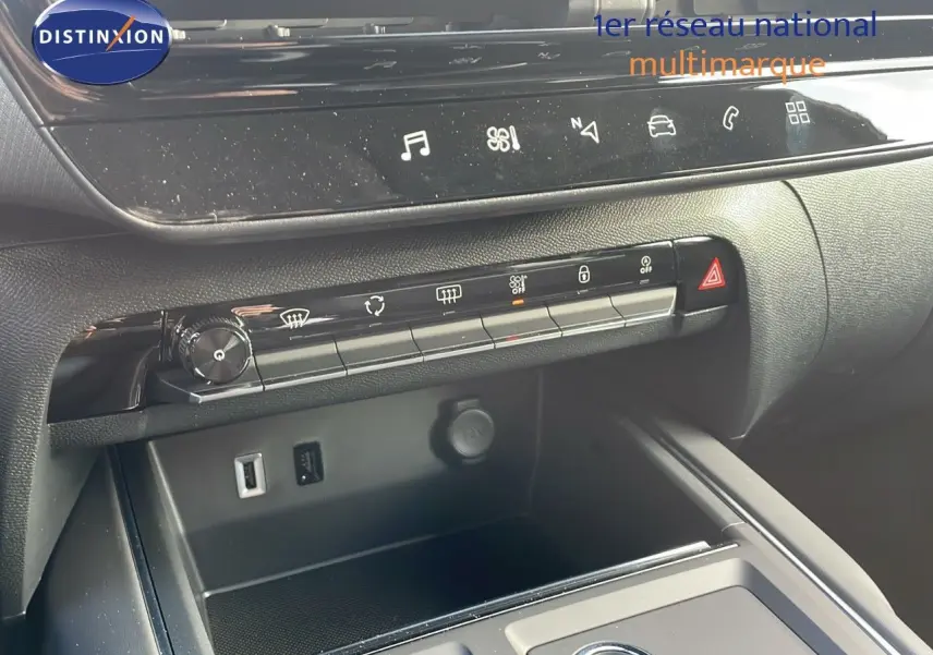 Vue rapprochée de la console centrale du Citroën C5 Aircross bleu Eclipse Métal, montrant les commandes tactiles et ports USB.