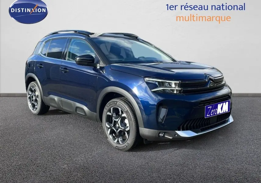 Citroën C5 Aircross bleu Eclipse Metal en 3/4 avant droit, SUV compact avec jantes noires et détails gris.