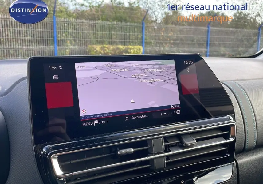 Vue rapprochée de l’écran tactile central du Citroën C5 Aircross 2025 avec navigation affichée et tableau de bord noir.