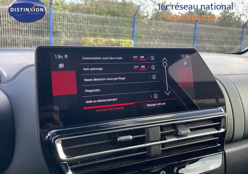 Écran tactile central du Citroën C5 Aircross 2025, affichant les réglages d’aide à la conduite, intérieur noir et bleu.