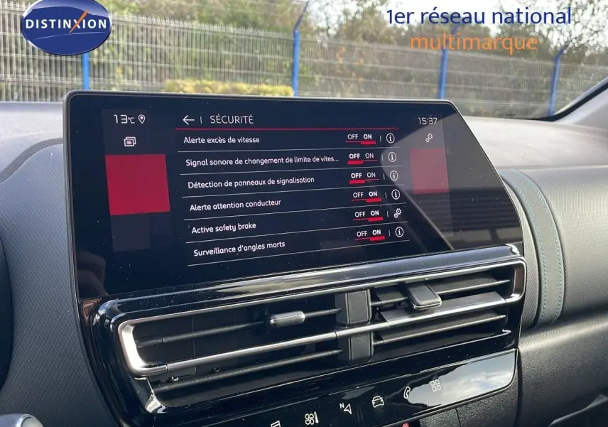 Vue intérieure centrée sur l’écran tactile du tableau de bord du Citroën C5 Aircross 2025 en bleu Eclipse Metal.