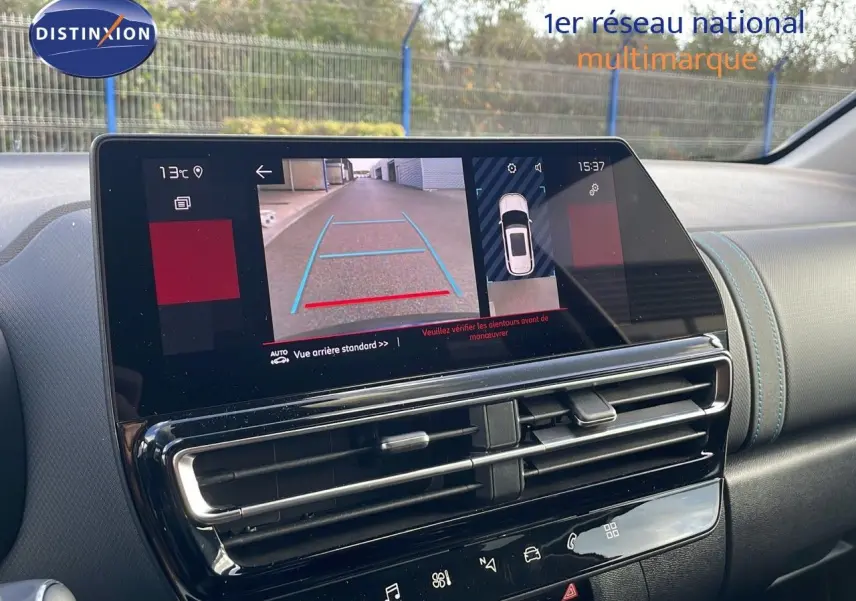 Vue rapprochée de l’écran tactile central du Citroën C5 Aircross 2025 montrant la caméra de recul et les commandes de climatisation.