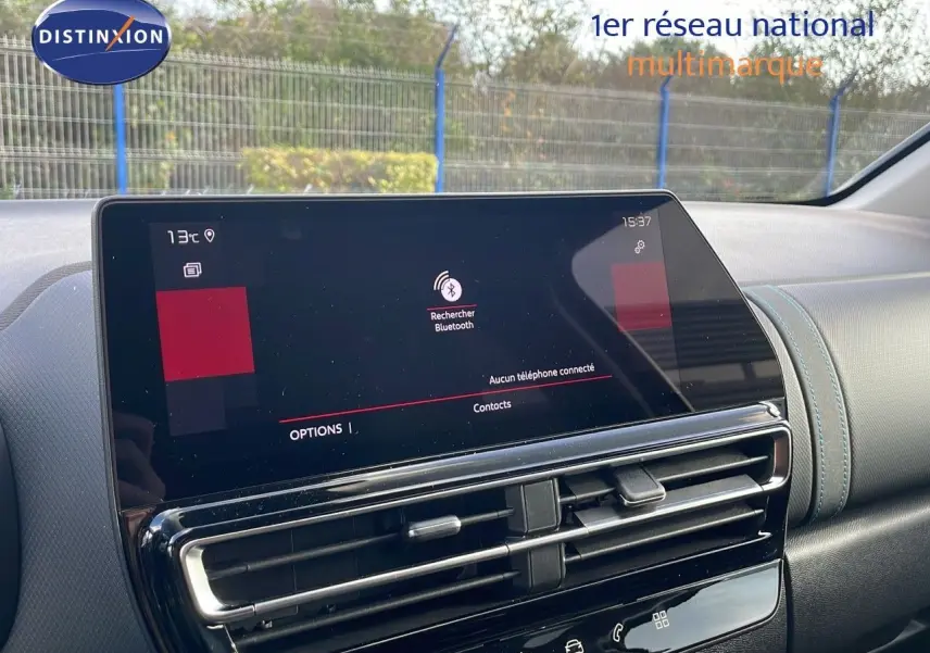 Écran tactile central et tableau de bord intérieur du Citroën C5 Aircross 2025, finition cuir noir avec surpiqûres bleues.