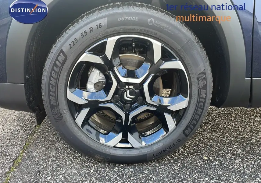 Gros plan sur la roue avant gauche du Citroën C5 Aircross bleu Eclipse Métal avec jante alliage noire et argentée.