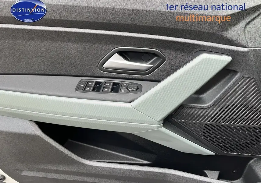 Détail de la porte avant gauche du Dacia Duster 2025 couleur Sandstone, avec commandes électriques et poignée argentée.