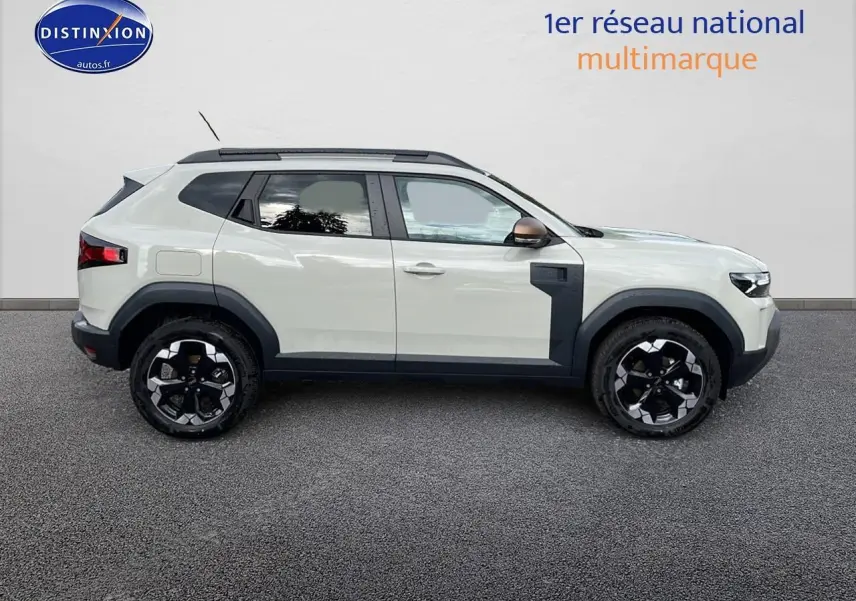 Vue de profil côté gauche du Dacia Duster 2025 Sandstone avec jantes noires et barres de toit noires.