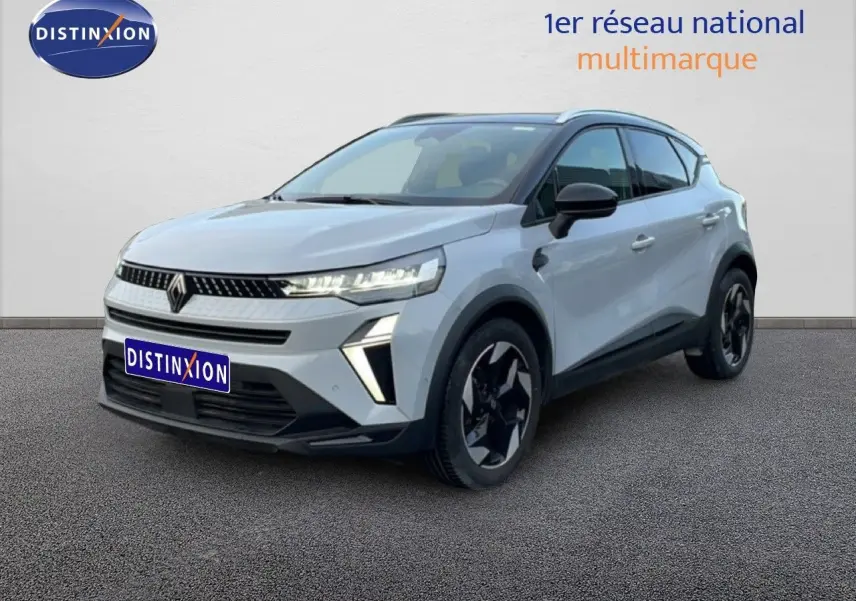 Vue 3/4 avant d'un Renault Captur gris Rafale métal avec toit noir, jantes noires et détails modernes LED.