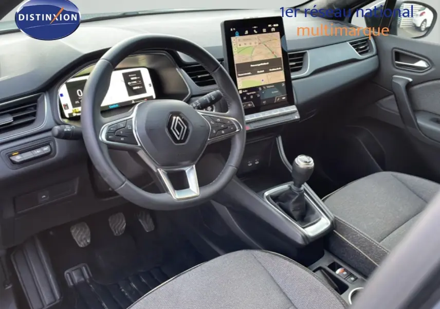 Vue intérieure côté conducteur du Renault Captur 1.0 ECO-G 100ch Techno 2025, volant cuir et écran tactile vertical.