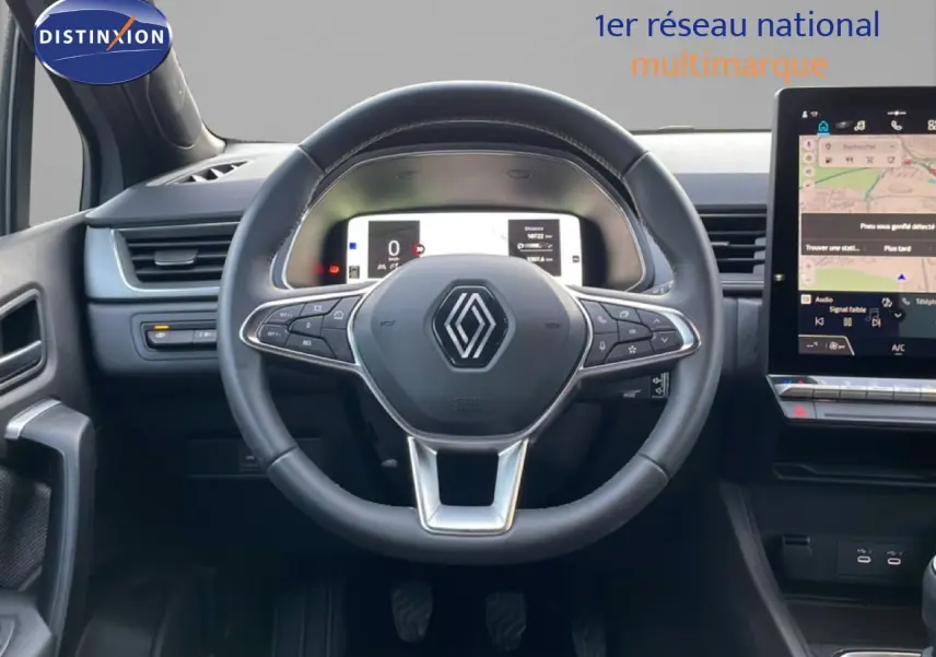 Vue intérieure centrée sur le volant Renault Captur 2025, tableau de bord numérique et écran tactile multimédia.
