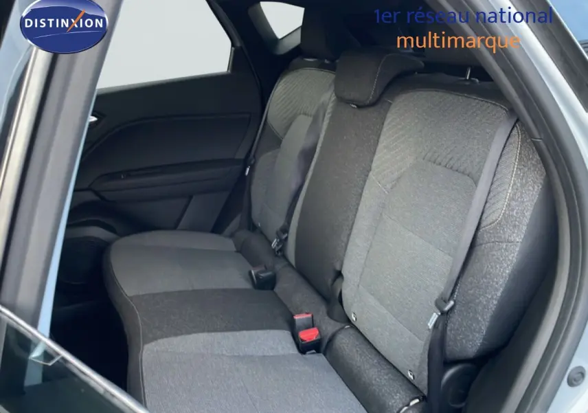 Vue intérieure côté droit des sièges arrière gris du Renault Captur 2025 avec ceinture de sécurité visible.