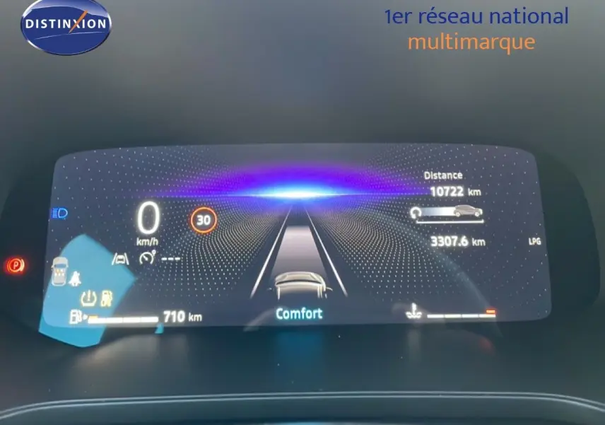 Tableau de bord numérique du Renault Captur 2025 affichant la vitesse à 0 km/h et l'autonomie à 710 km.