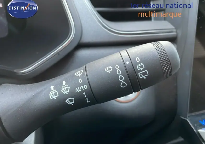 Gros plan sur la commande d’essuie-glace du Renault Captur 2025, intérieur noir avec détails fonctionnels visibles.