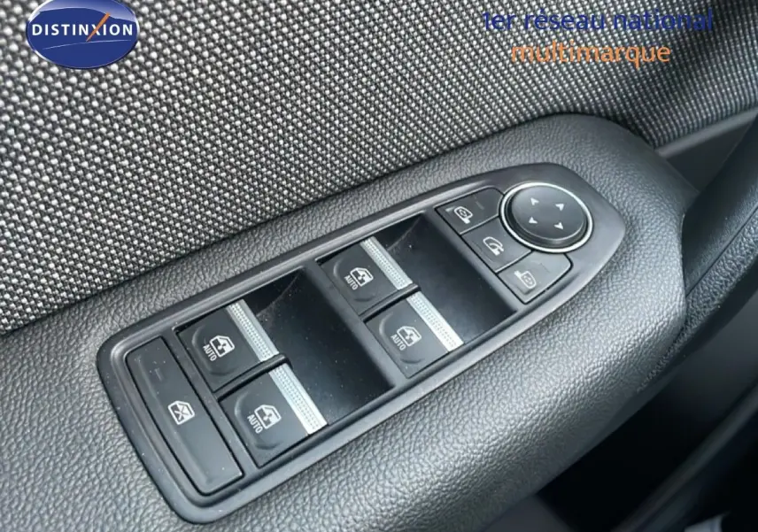 Gros plan sur les commandes des vitres électriques côté conducteur du Renault Captur 2025, finition TECHNO.