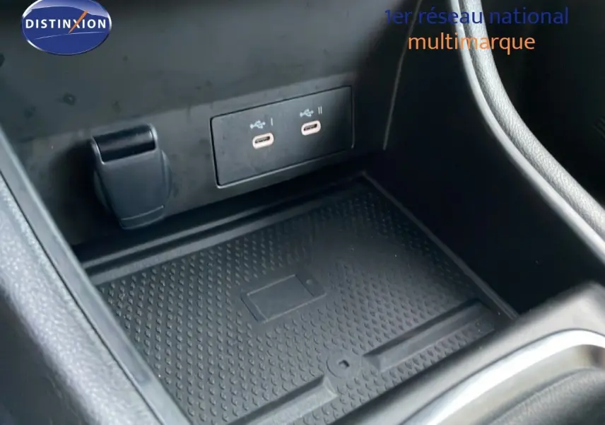 Gros plan sur la console centrale du Renault Captur 2025, montrant les ports USB-C et un espace de rangement noir.