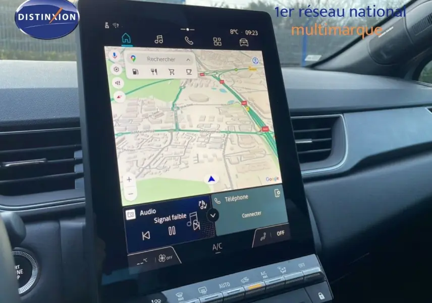 Vue intérieure centrée sur l'écran tactile du tableau de bord du Renault Captur 2025, avec navigation affichée.